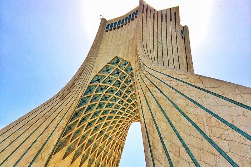 - چرا برج آزادی تهران قرمز شد؟