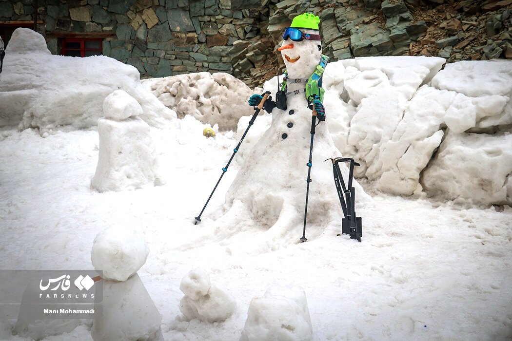 «جشنواره آدمبرفی» بر فراز قله توچال