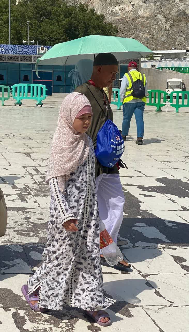 تصاویری از ورود زائران به مسجدالحرام در گرمای بالای ۴۰ درجه مکه/ عکس