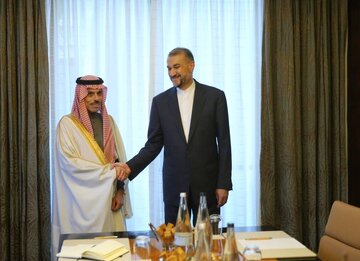 أمير عبداللهيان يلتقي نظيره السعودي في جنوب إفريقيا أمير عبداللهيان يلتقي نظيره السعودي في جنوب إفريقيا