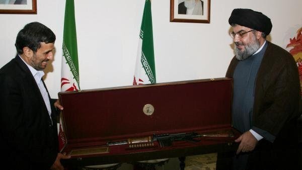 عکس | غنیمت جنگی اسرائیل در دست محمود احمدی‌نژاد؛ هدیه ویژه سیدحسن نصرالله