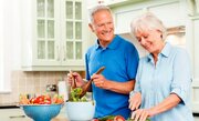افراد بالای ۵۰ سال این خوراکی‌ها را بخورند/ توصیه‌های مهم تغذیه‌ای برای بعد از ۵۰ سالگی