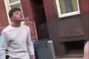 ببینید | مشت سهمگین دختر جوان به صورت پسر مزاحم در خیابان در حین مشاجره لفظی!