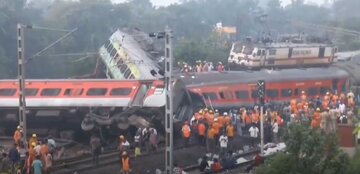 فاجعه انسانی در برخورد دو قطار در هند/ عکس