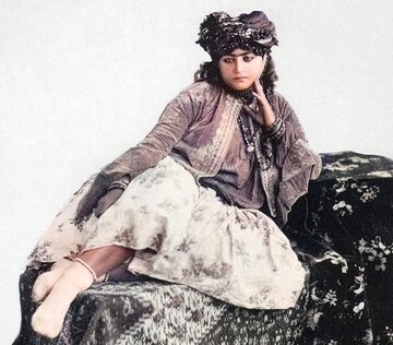 عکس‌های رنگی‌شده عکاس نامدار روس از چهره و پوشش زنان درباری و عامی دوره قاجار