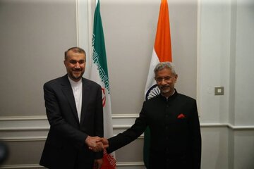 وزيرا خارجية ايران والهند يجريان محادثات على هامش اجتماع اصدقاء بريكس