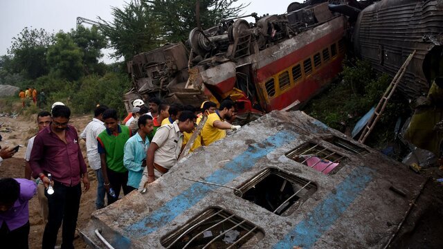 شمار قربانیان حادثه قطار در هند به ۳۰۰ نفر/ عکس
