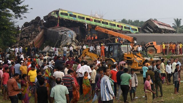 شمار قربانیان حادثه قطار در هند به ۳۰۰ نفر/ عکس