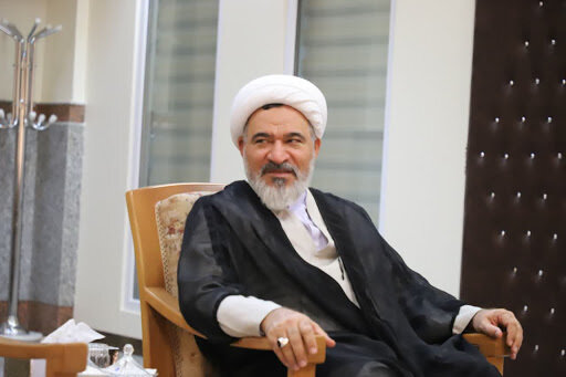 انتقاد مدیر سابق حوزه های علمیه خواهران کشور از مطرح‌شدن «عبور از امام»