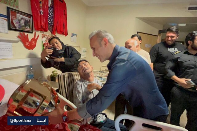 عکس | اقدام زیبای یحیی گلمحمدی پس از قهرمانی پرسپولیس