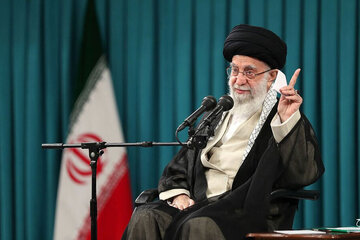 پوستر معنادار سایت رهبر انقلاب با تصویری از تجمع مردم فرانسه +عکس پوستر معنادار سایت رهبر انقلاب با تصویری از تجمع مردم فرانسه +عکس