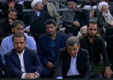 «میان‌پرده» روزه رسانه‌ای؟ / حضور احمدی‌نژاد در حرم امام هنگام سخنرانی رهبر انقلاب + عکس