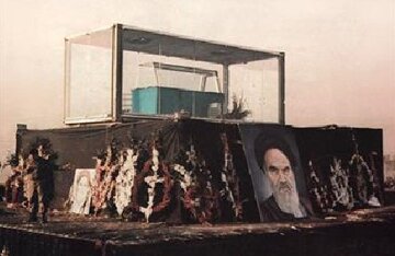 عکسی کمتر دیده‌شده از آیت‌الله خامنه‌ای در ایام رحلت امام خمینی 