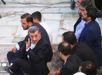 عکس | ژست خاص احمدی نژاد در مراسم ارتحال امام خمینی