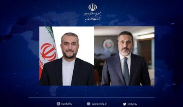 وزيرا الخارجية الايراني والتركي يؤكدان على تطوير العلاقات بين البلدين