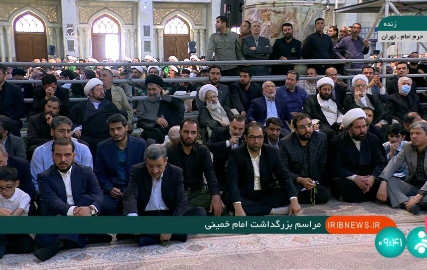 «میان‌پرده» روزه رسانه‌ای؟ / حضور احمدی‌نژاد در حرم امام هنگام سخنرانی رهبر انقلاب
