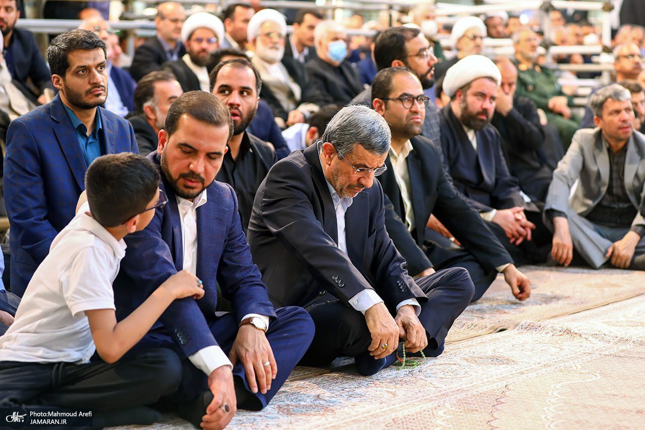 «میان‌پرده» روزه رسانه‌ای؟ / حضور احمدی‌نژاد در حرم امام هنگام سخنرانی رهبر انقلاب + عکس‌ها
