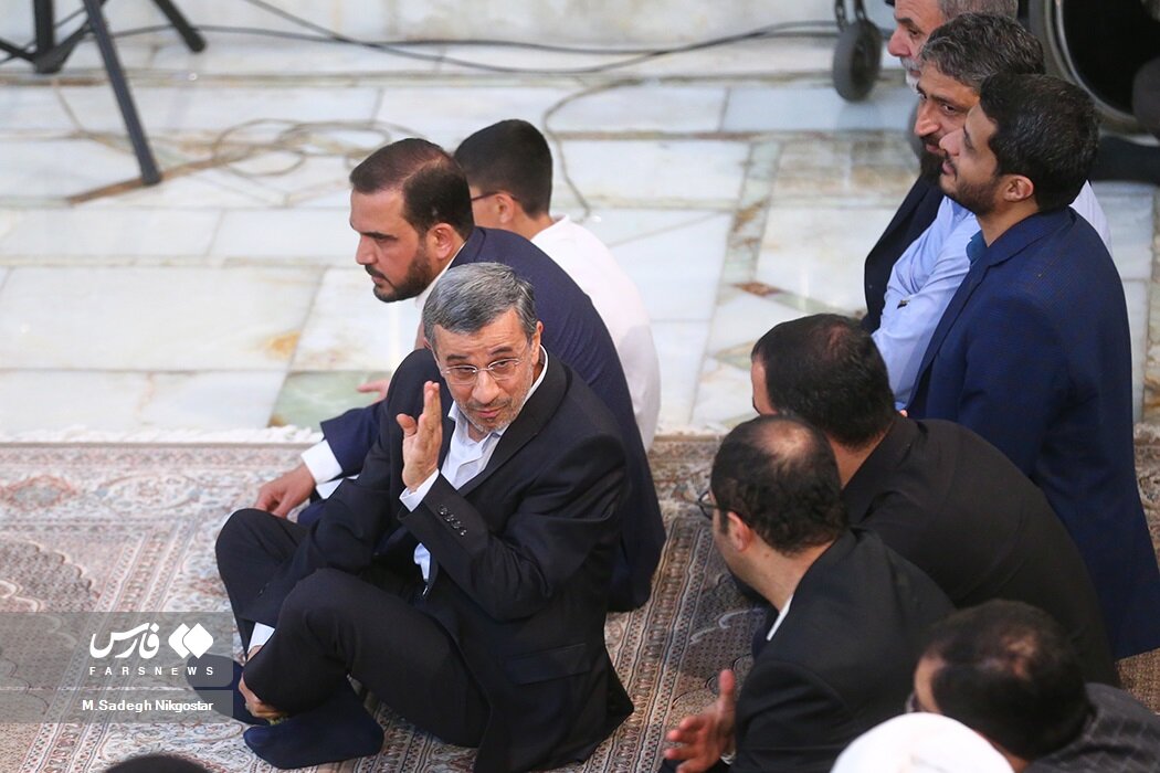 «میانپرده» روزه رسانهای؟ / حضور احمدینژاد در حرم امام هنگام سخنرانی رهبر انقلاب + عکسها