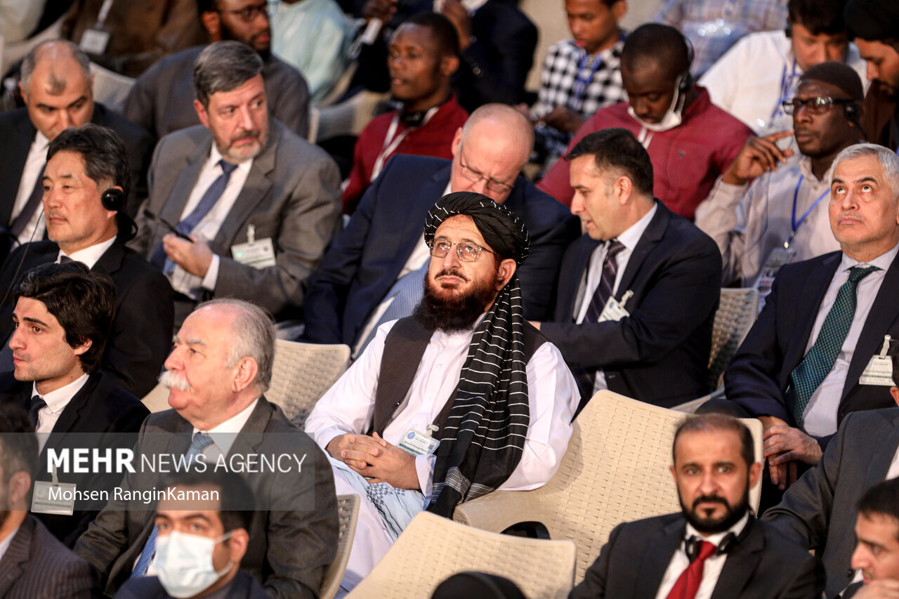 همنشینی طالبان با نظامیان ایران در مراسم سالگرد ارتحال امام / عکسها