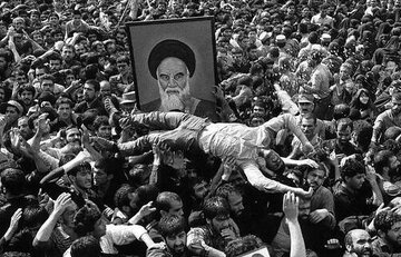 فوت دو نفر پس از شنیدن خبر رحلت امام خمینی / انتقال ۵۰۰ مجروح به بیمارستان در پی «ازدحام» سوگواران + تصویر