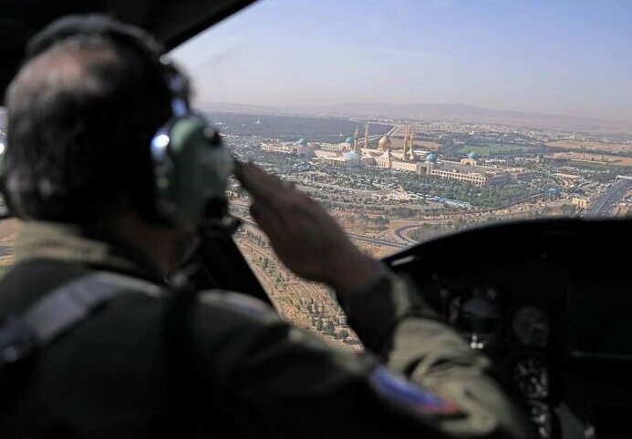  احترام نظامی خلبان ارتش به مرقد امام خمینی هنگام پرواز
