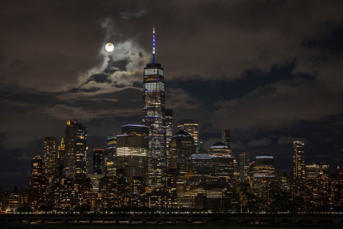 عکس | «ماه توت‌فرنگی» از نگاه عکاسان در سراسر دنیا
