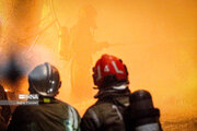 حریق گسترده در انبار لاستیک؛ درخواست کمک از آتش‌نشان‌های شهرهای مجاور