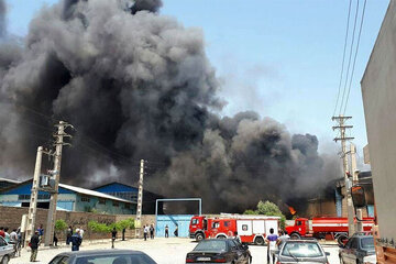 آتش‌سوزی گسترده در انبار چسب بازار تهران/ سوختگی ۵۰ تا ۷۰ درصدی مصدومان