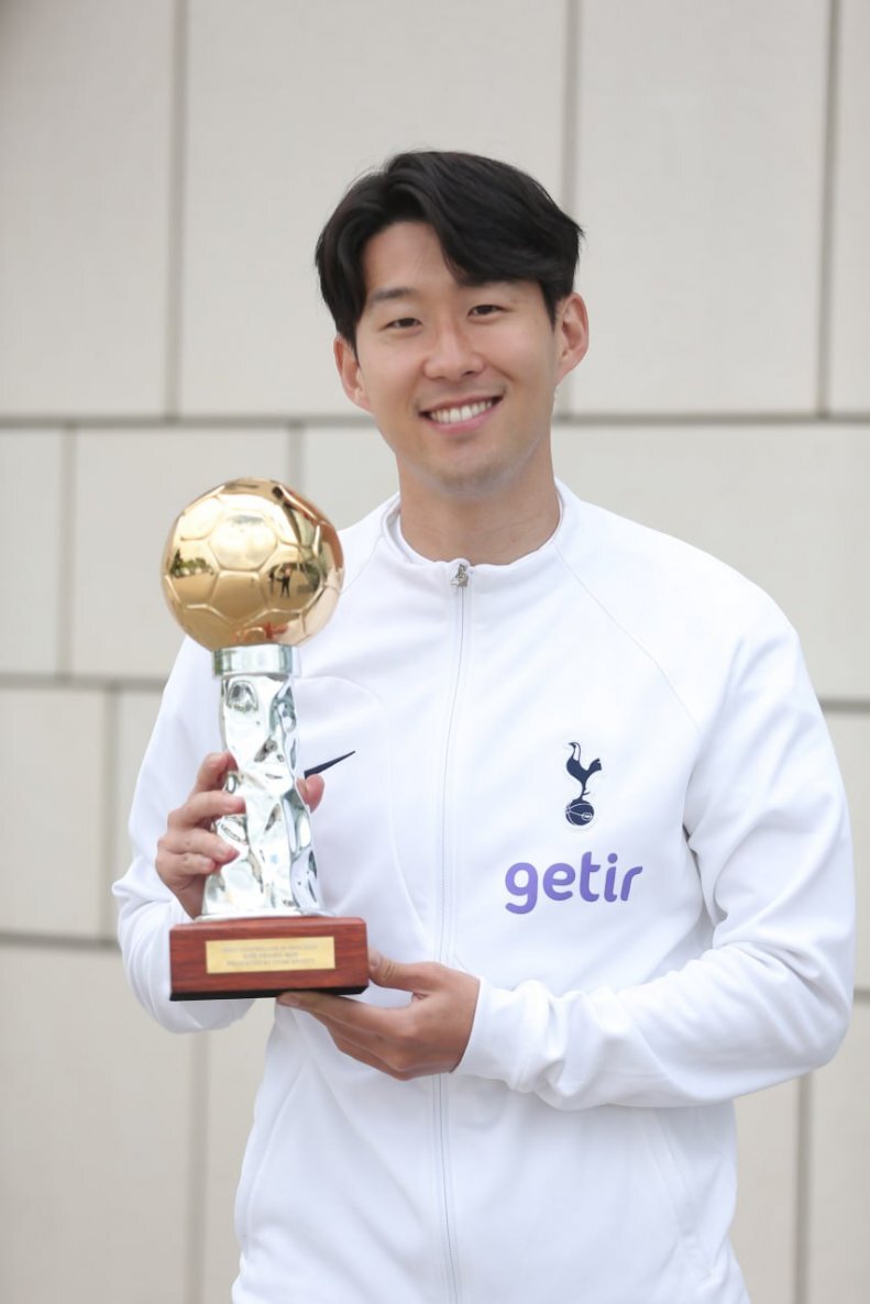 عکس| فوقستاره تاتنهام، جایزه طارمی را از چنگش درآورد!