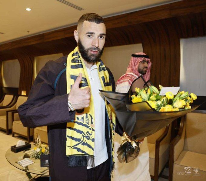  اولین تصاویر بنزما در عربستان؛ هواداران با گل زرد، پذیرای او شدند