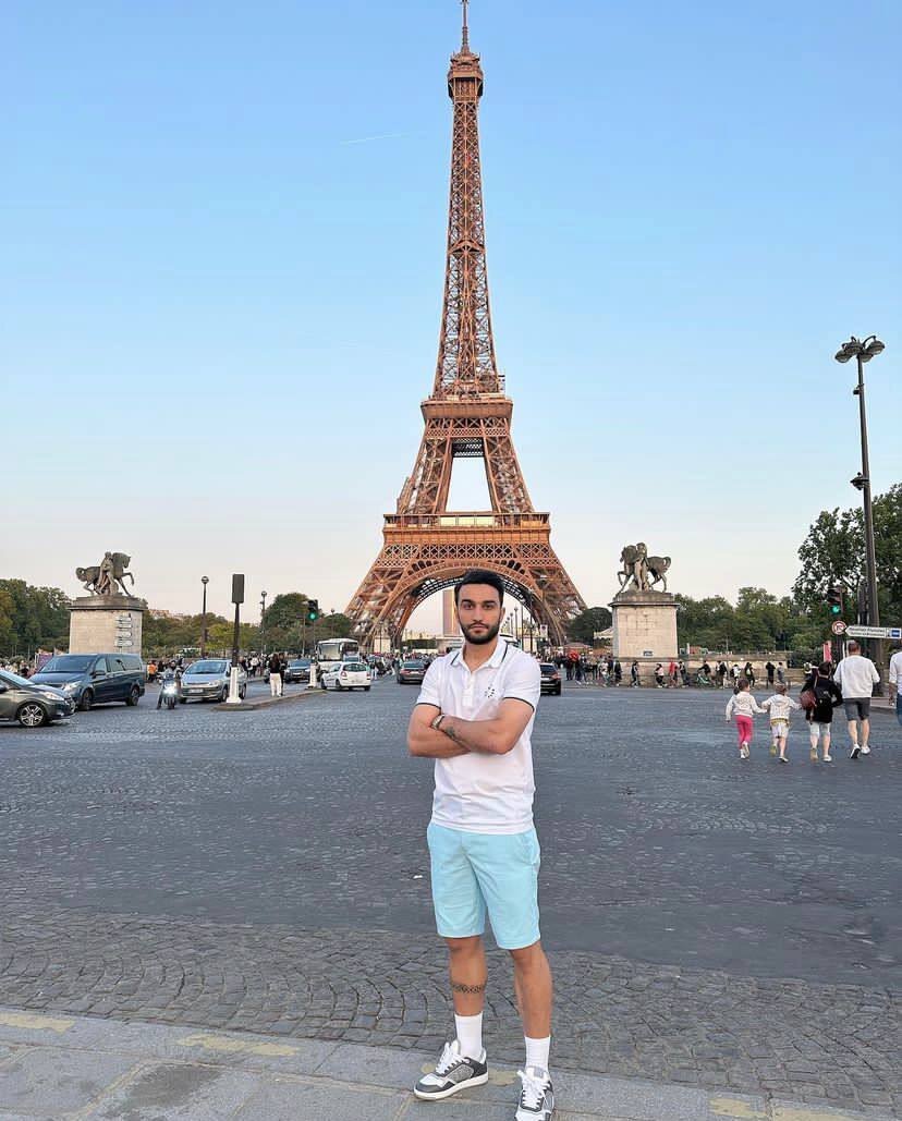 عکس | یک پرسپولیسی در پاریس و مقابل برج ایفل