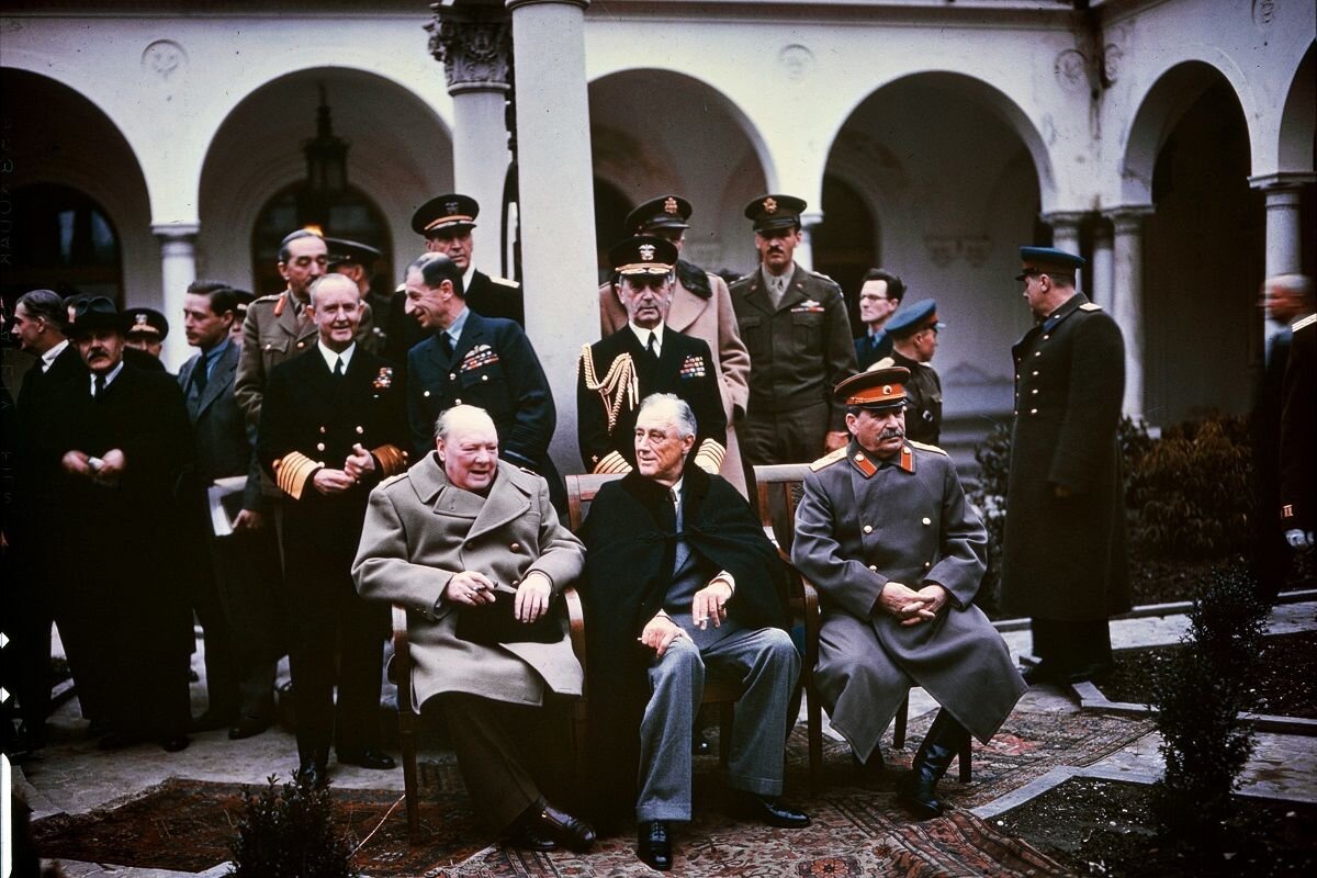 عکس‌های دیده نشده از پشت‌صحنه شلوغ عکس تاریخی «دیدار چرچیل، روزولت و استالین در تهران»