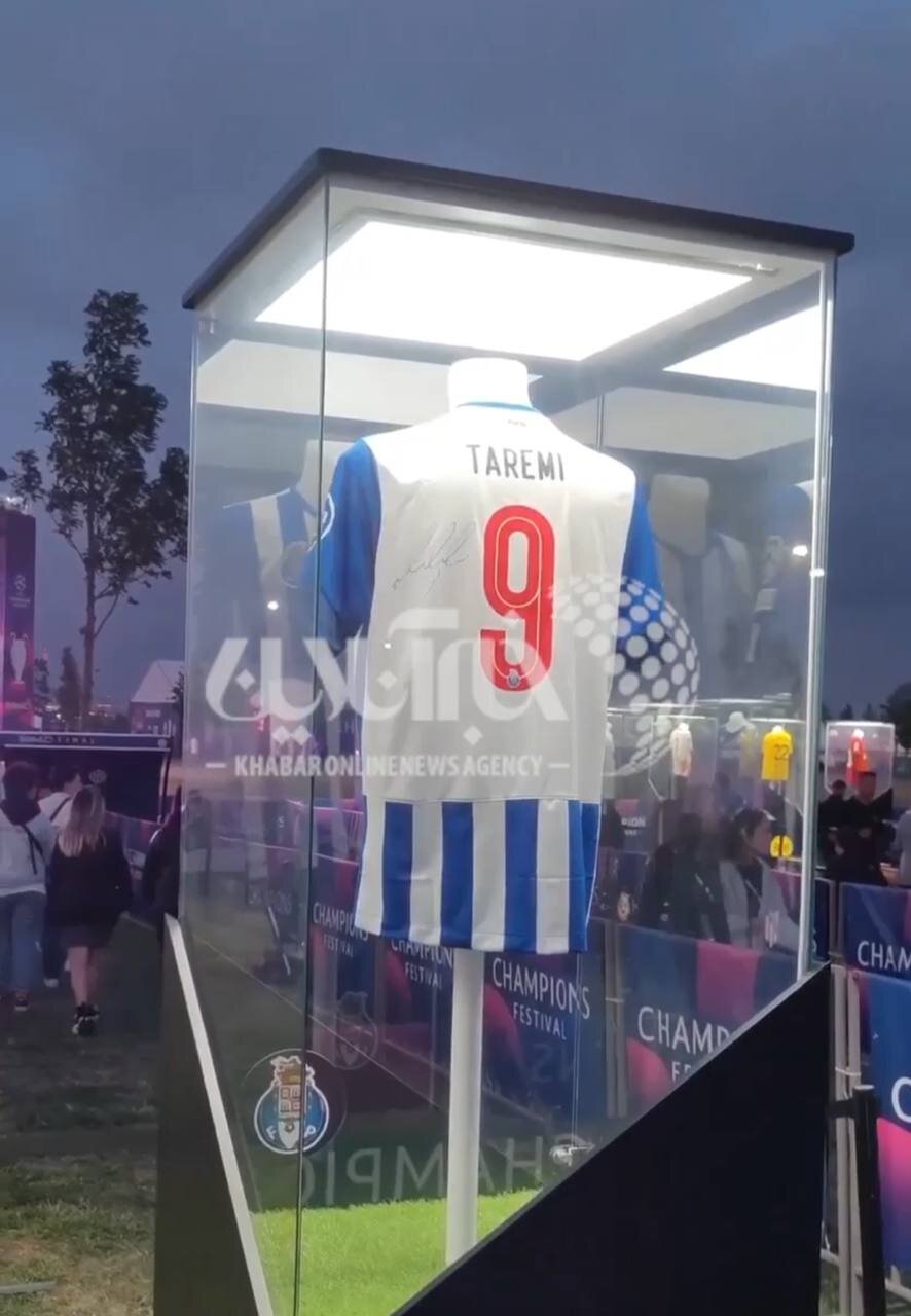 عکس| نمایش لباس مهدی طارمی در حاشیه فینال لیگ قهرمانان اروپا