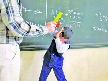 تنبیه بدنی یک دانش‌آموز در مدرسه/ ابلاغ معلم لغو شد/ عکس