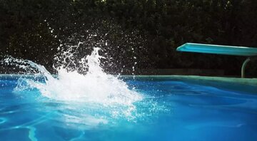 فرود سنگی از آسمان به درون استخر خانهای در کانادا/ عکس فرود سنگی از آسمان به درون استخر خانهای در کانادا/ عکس