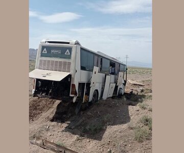 تصادف اتوبوس با سمند، ۲۳ مصدوم در پی داشت تصادف اتوبوس با سمند، ۲۳ مصدوم در پی داشت