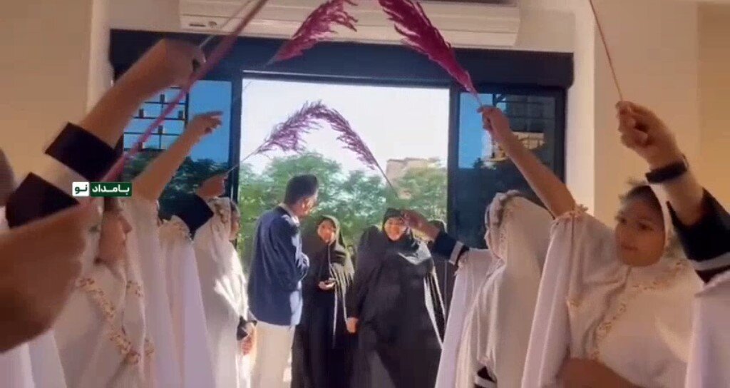 نماینده گرمسار در مجلس: همسرم «سانتی مانتالها» نیست / او «مشاور امور بانوان» من است / اصل فیلم همسرم را «برش» کردهاند + عکس