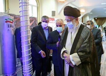 قائد الثورة الاسلامیة یزور معرض إنجازات الصناعة النووية