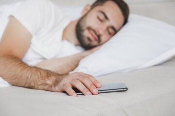آیا خوابیدن کنار موبایل خطرناک است؟/ هنگام خوابیدن موبایل باید کجا و چقدر فاصله داشته باشد؟