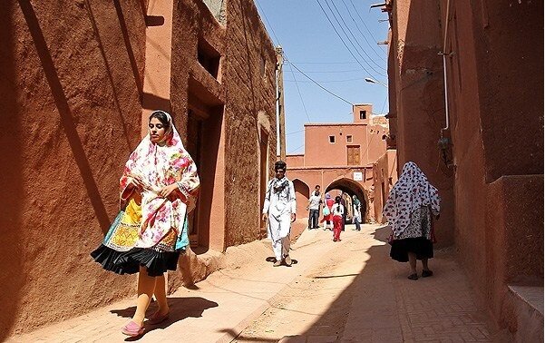 اینجا سرخ‌ترین روستای ایران است؛ لباس سنتی زنان این روستا ثبت ملی شده است/ عکس