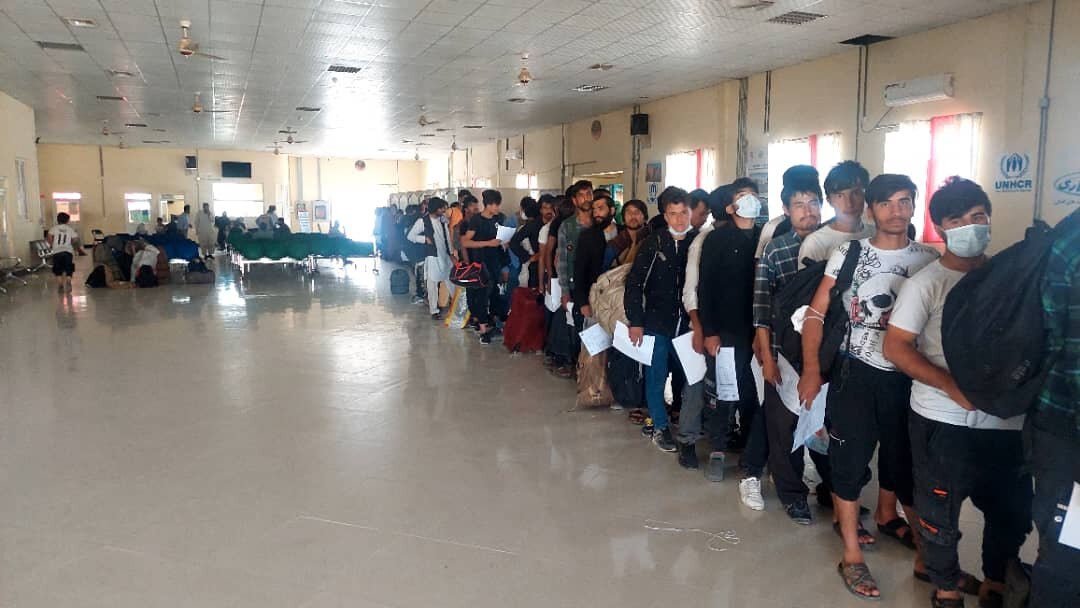 مهاجران افغان در حال خروج از ایران/عکس