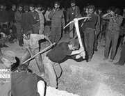 انتشار برای نخستین بار /  عکس‌هایی از لحظه «آماده‌سازی محل دفن» و مراسم «تشییع» امام خمینی