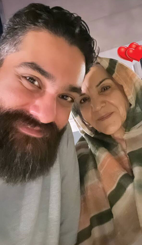 ببینید | سلفی جدید علی زند وکیلی با مادرش با قلبی قرمز