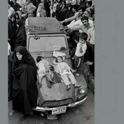 تصویری تاریخی از تشییع پیکر شهیدان رجایی و باهنر
