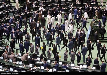 انتقاد تند رسانه اصولگرا از  بی‌نظمی عجیب نمایندگان مجلس /  اینجا پارک است یا بهارستان؟! + عکس‌ها