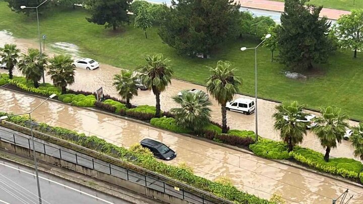 ببینید | سیل وحشتناک در خیابان‌های استانبول؛ ماشین‌ها غرق شدند