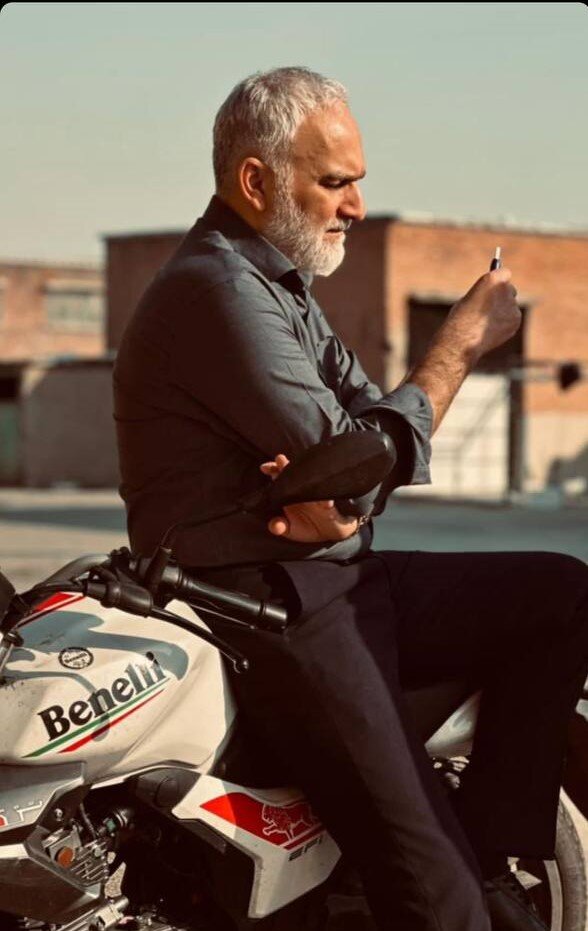 عکس | استایل جذاب و جالب بیژن بنفشهخواه روی موتورسیکلت!