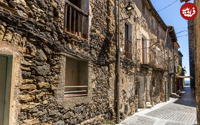 خطر « افتادن از پرتگاه » در عجیبترین روستای جهان/ عکس