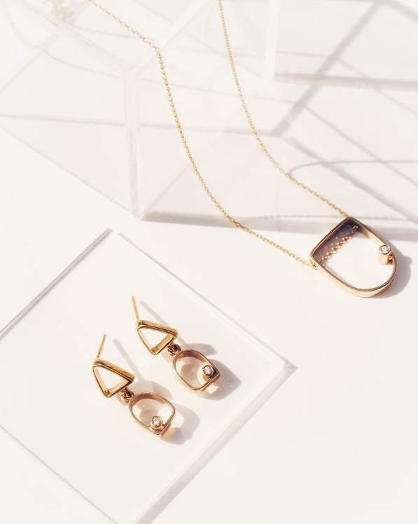 معرفی انواع گردنبند طلا با طرح های مینیمال برای استفاده روزانه