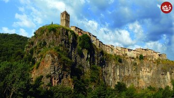 خطر « افتادن از پرتگاه » در عجیب‌ترین روستای جهان/ عکس